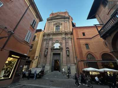 Al civico 10 ci troviamo davanti al Santuario di Santa Maria della Vita, che custodisce al suo interno uno dei capolavori dell�artista: il Compianto sul Cristo Morto